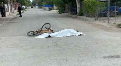 Ciclista pierde la vida tras desplomarse en el centro de Nava