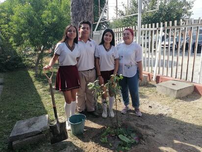 Estudiantes de secundaria Héroes de Nacozari siembran árboles donados por alcaldesa en Día Mundial del Medio Ambiente