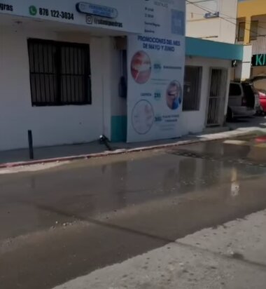 Reportan fuga de drenaje en el centro de Piedras Negras: Una severa fuga de drenaje en la zona centro de Piedras Negras provoca malos olores, caos vehicular y molestias 