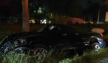 Camioneta cae al canal en la curva de Los Sabinitos