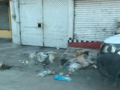 Comercios en Monclova descuidan manejo de basura y afectan calles