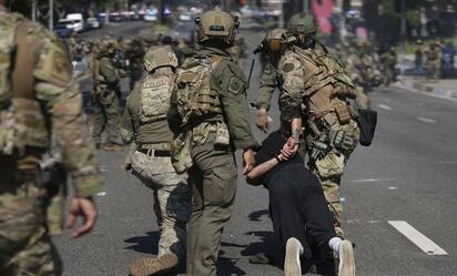 Migrantes detenidos por ICE son trasladados a otros centros