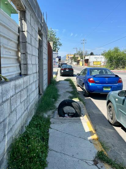Persisten riesgos peatonales en calles del centro de Monclova