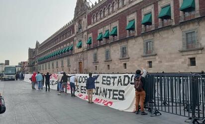 Normalistas irrumpen en Palacio Nacional previo a mañanera