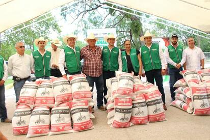 Gobierno del Estado entrega suplemento alimenticio a ganaderos de la Región Norte