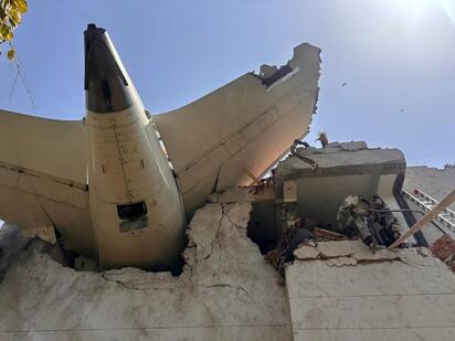 Tragedia aérea en India: 242 muertos tras impacto de avión en residencia
