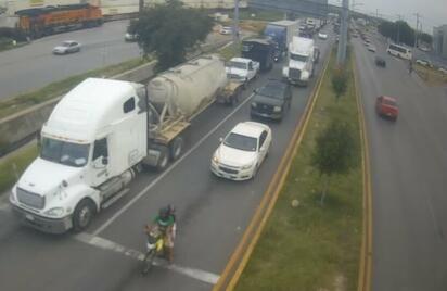 Revisión total de carga en aduana de Eagle Pass genera fuerte acumulación vehicular en Piedras Negras