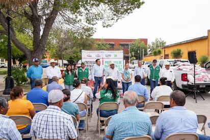 Entrega de suplemento alimenticio y certificados de fierros de herrar en Guerrero, Coahuila
