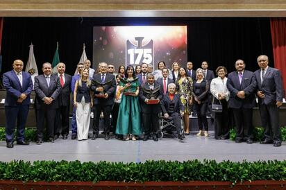 Piedras Negras celebra 175 años con entrega de preseas