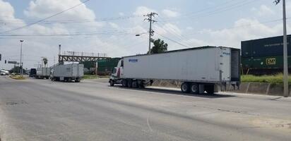 Largas filas de tráileres colapsan ruta fiscal en Piedras Negras