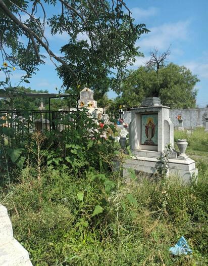 Panteón municipal luce en mal estado previo al Día del Padre