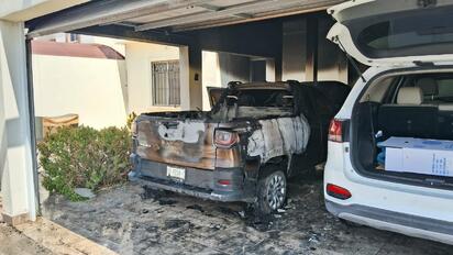 Arde vehículo en Brisas del Valle