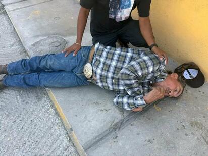 Adulto mayor sufre aparente golpe de calor en plena vía pública