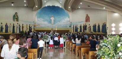 Padres reciben bendición especial durante misa dominical