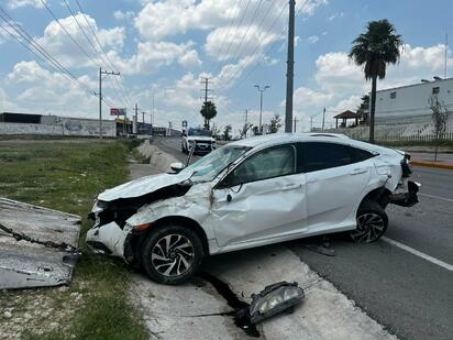 Conductor abandona auto volcado en el libramiento Pérez Treviño