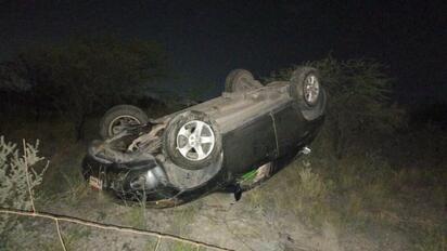 Abandonan camioneta volcada tras accidente en el Nogalar
