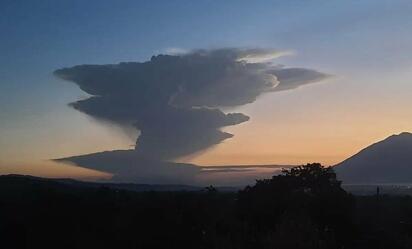 ¡Gigantesca erupción en Indonesia! Cancelan vuelos y evacúan aldeas