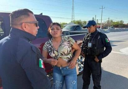 Movilización por mujer dormida dentro de camioneta en el par vial Román Cepeda
