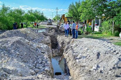 Alcalde supervisa obras de agua y drenaje en colonias de Monclova