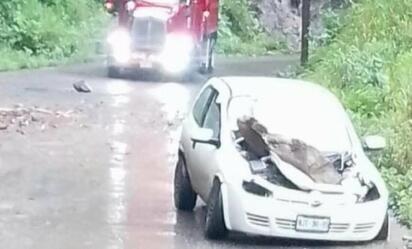 ¡Se salvó de milagro! Enorme roca cae sobre su auto en Hidalgo