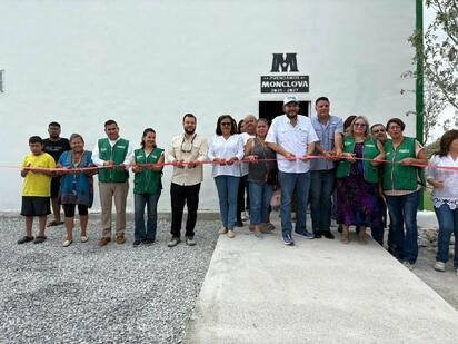 Carlos Villarreal inaugura recarpeteo, salón y puente peatonal en Valle San Miguel