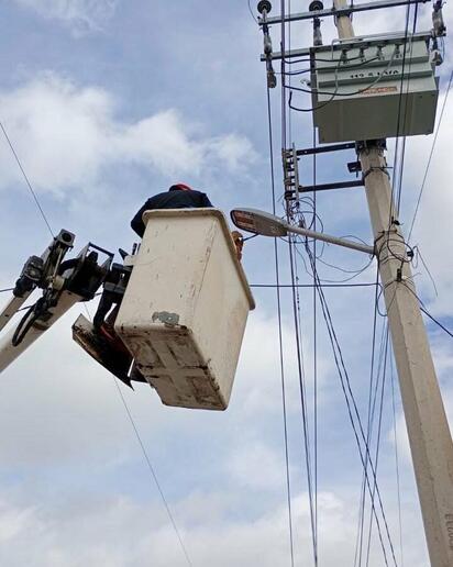 Continúan trabajos de mantenimiento en alumbrado público de Piedras Negras