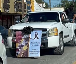 Club de autos clásicos realiza caravana en homenaje a Martín Véliz en Sabinas Coahuila