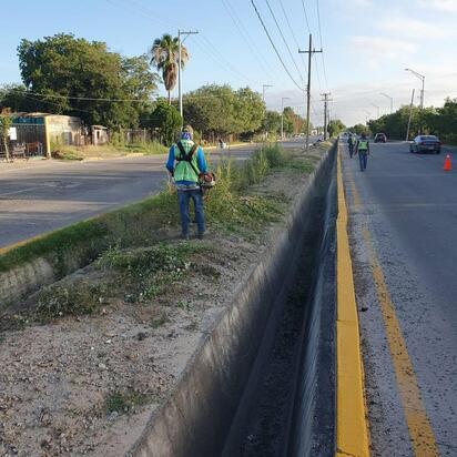 Realizan labores de limpieza en principales bulevares de Piedras Negras
