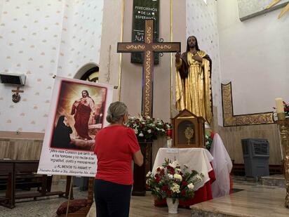 Fieles se congregan ante reliquia de Santa Margarita en Sagrado Corazón