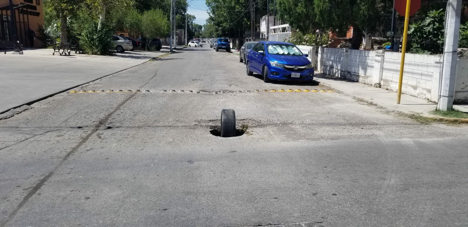 Vehículos en riesgo por registro sin atención: Ciudadanos colocan una llanta sobre un registro de drenaje en la esquina de Morelos y Doctor Coss para evitar daños