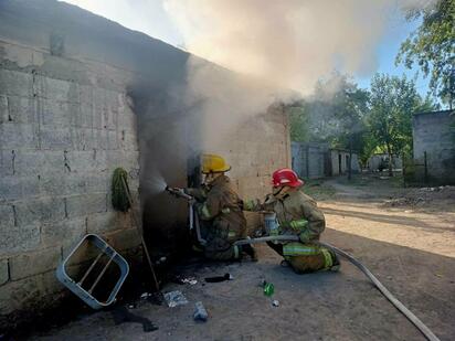 Bomberos de Múzquiz sofocan incendio en domicilio deshabitado; investigan posible causa intencional del fuego