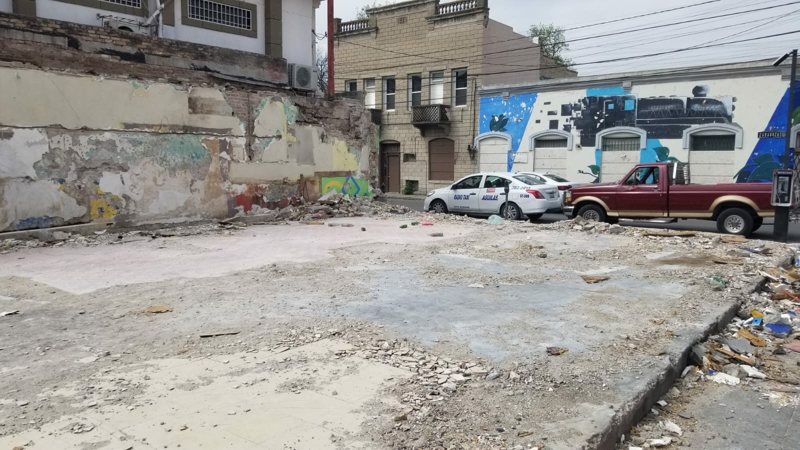 Derriban histórico edificio que albergó cantina en Piedras Negras: El histórico edificio de la cantina de René Curios, un emblema de la vida nocturna en Piedras Negras