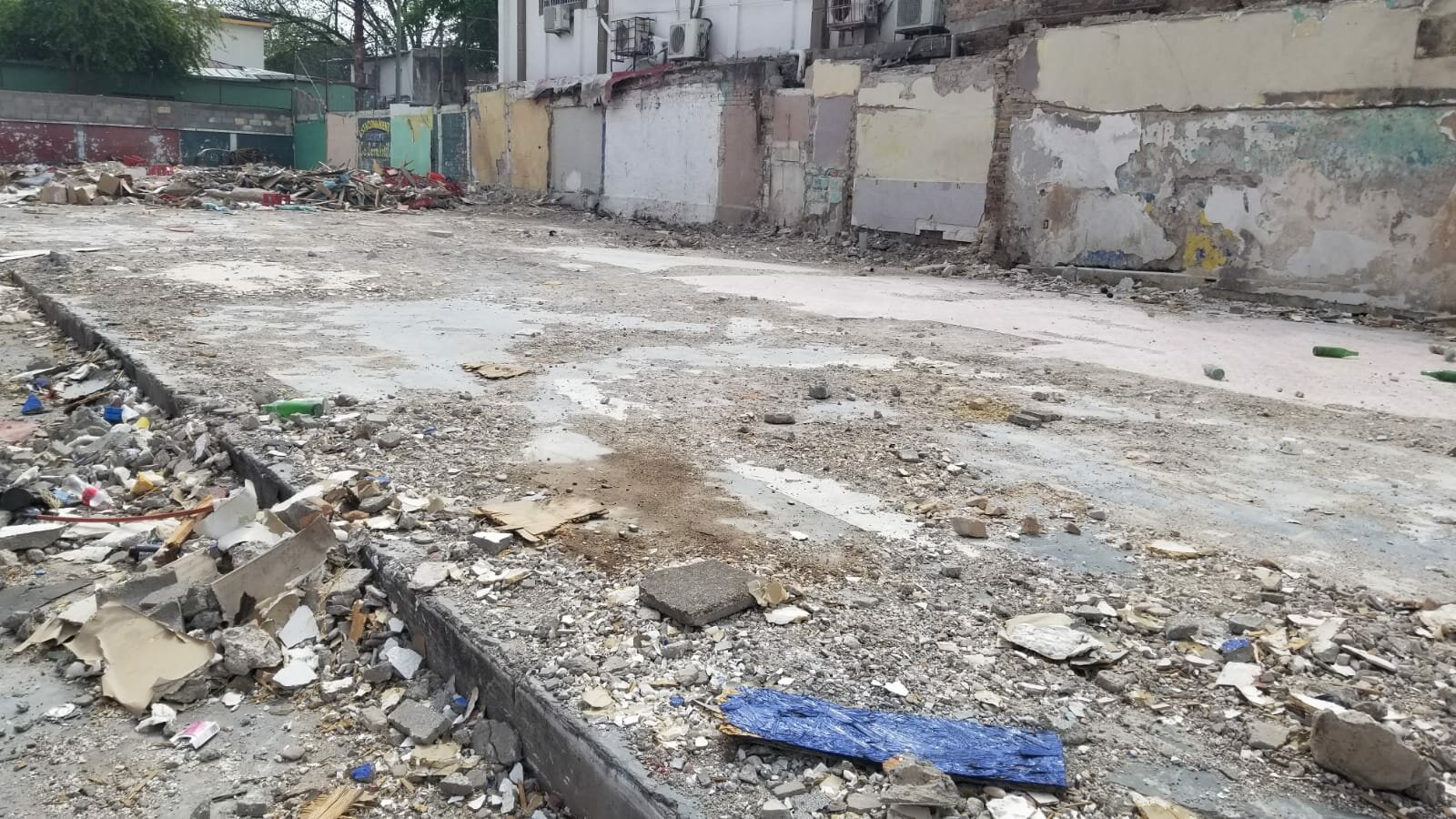 Derriban histórico edificio que albergó cantina en Piedras Negras: El histórico edificio de la cantina de René Curios, un emblema de la vida nocturna en Piedras Negras