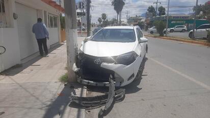 Aparatoso accidente en la calle Roble: Vehículo estacionado proyectado contra poste de la CFE