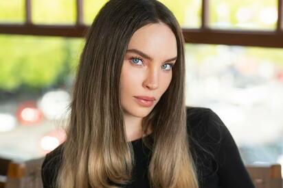 Belinda deslumbra con look intelectual en portada de Elle