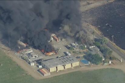 ¡Explosión masiva! Incendio en almacén de pirotecnia alarma a California