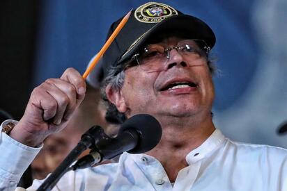 Petro acusa a exministro Leyva de plan para sacarlo del poder