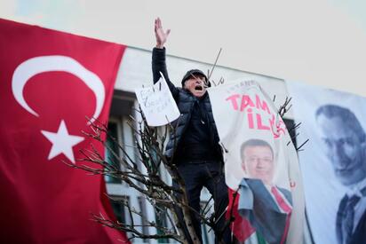 Turquía detiene a tres alcaldes opositores por corrupción