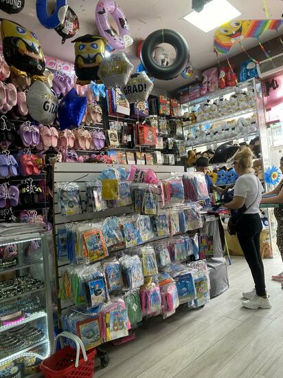 En fin de semana familias siguen buscando regalo para los graduados 