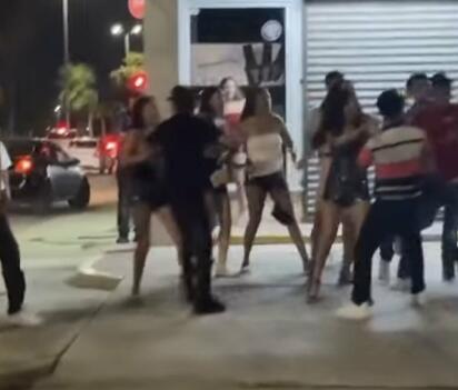 Vecinos reportan riña entre jóvenes afuera de bar Mr. Clamatos en Las Fuentes