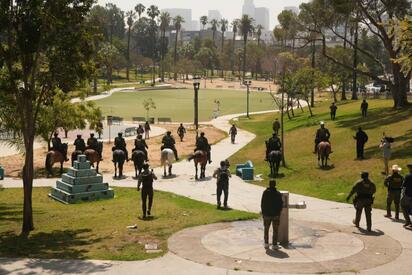 Agentes federales despliegan operativo en MacArthur Park, Los Ángeles