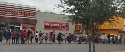 Alta demanda por promoción de pizzas provoca largas filas en sucursales locales