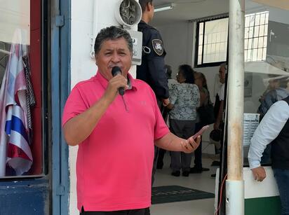 Taxista Charly canta a adultos mayores mientras cobran su pensión en Monclova