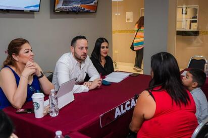 Atienden peticiones ciudadanas en módulos móviles de servicios en Piedras Negras