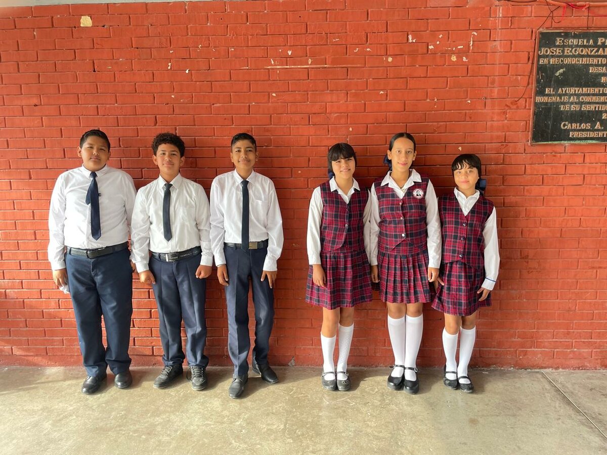 Alumnos que entregaron la bandera a la nueva escolta. 