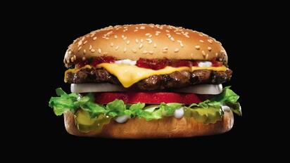 Carl’s Jr. celebra el Día del Perro 2025 con paliacates de Superman para lomitos