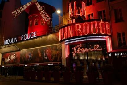 Así renació el Moulin Rouge con hélices girando otra vez