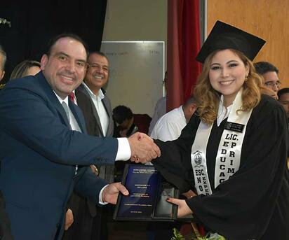 Francisco Tobías entrega constancias a nuevos licenciados en educación de la Normal de San Juan 