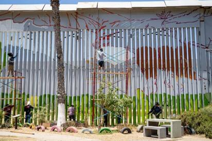 Mural une a México y EEUU en muro fronterizo de Tijuana