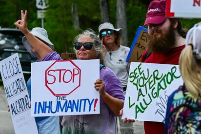 Denuncian que 750 migrantes están encerrados en jaulas en 'Alligator Alcatraz'